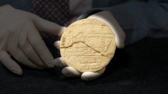 Close up of Si.427  geometry clay tablet