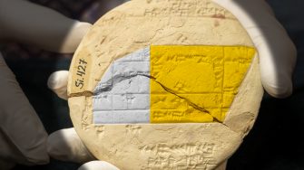 Close up of Si.427  geometry clay tablet showing one area of the tablet highlighted grey and another highlighted yellow to show how fields that were being sold were presented during that time